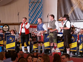 Abschluß des Volksfestes am Sonntag 14.7. (im Bild: die beiden Festwirte Manuel Scheyerl & Stefan Staudingerl, Bgm. Albert Hingerl und der Vorsitzende der Musikkapelle Poing Reinhard Tonollo)