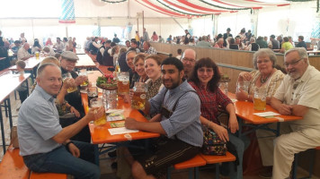 Der Tisch war voll beim Volksfeststammtisch der SPD Poing am 9.7.