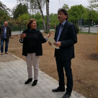 Unsere beiden Pfarrer segnen den Bestatungsgarten