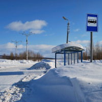 Busstation im Winter - und kein Bus weit und breit