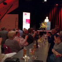 MdL Doris Rauscher begrüßt die Gäste zum Frühjahrsempfang der SPD Landtagsfraktion im alten Speicher (Ebersberg)