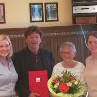 Doris Rauscher, MdL und Ortsvereinsvorsitzende Cornelia Gütlich ehrten Erika Schubert für 45 Jahre und Bürgermeister Albert Hingerl für 35 Jahre Mitgliedschaft in der SPD mit Urkunden und einem Präsent!