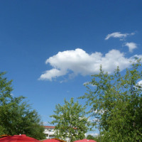 Der blaue Himmel über Poings Marktplatz