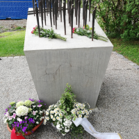 Mahnmal am Poinger Bahnhof, wo wir jedes Jahr der Opfer des Häftlingstransports vom 27.April 1945 gedenken.