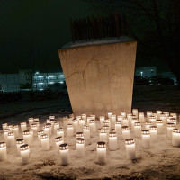 Gedenken an die Befreiung des KZs Auschwitz-Birkenau am Poinger Mahnmal