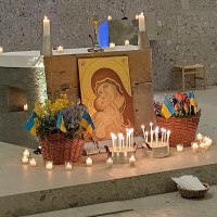 Geschmückter Altar in der Kirche Seliger Pater Rupert Mayer