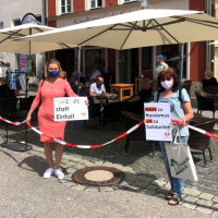 Doris Rauscher (MdL) und Christina Tarnikas bei der Menschenkette gegen Alltagsrassismus in Ebersberg (4.4.2020)