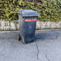 Eine 80-Liter-Mülltonne