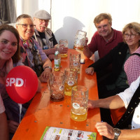 Mitglieder des SPD-Ortsvereins und der SPD-Bürgerliste mit Gästen des Stammtisches, dem Schriftstellerehepaar „Iny Lorentz“ auf dem Volksfest.