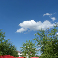 Ein Blick auf Poings weiß-blauen Himmel