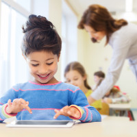 Schüler/in mit Tablet-Computer