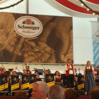Reinhard Tonollo im Namen der Musikkapelle Poing und als Vorsitzender des Vereinskartells die anwesenden Vereine begrüßte. Die Aufnahme entstand am Abend der Vereine