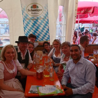Landtagsabgeordnete Doris Rauscher, Bgm. Albert Hingerl und Mitglieder der SPD Fraktion beim Besuch des Poinger Volksfestes