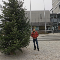 Reinhard Tonollo vor dem Poinger Weihnachtsbaum am Marktplatz