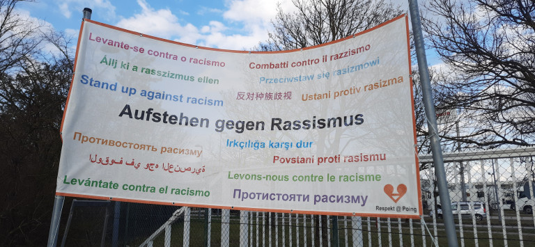 Banner "Aufstehen gegen Rassimus"