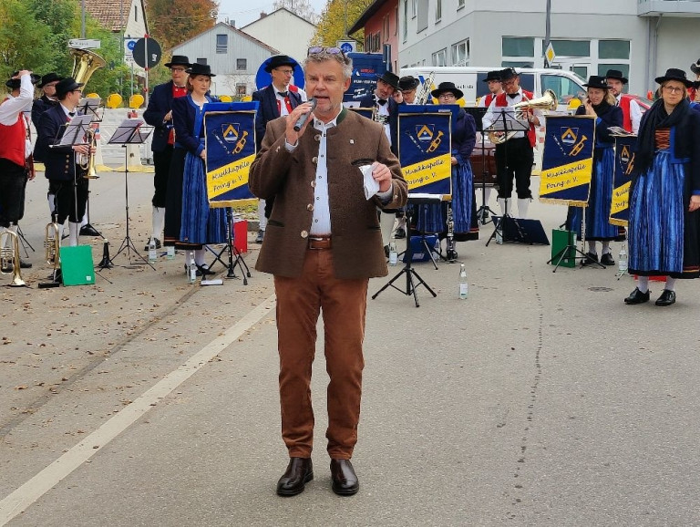 Reinhard Tonollo (2. Poinger Bürgermeister) eröffnet den Marktsonntag